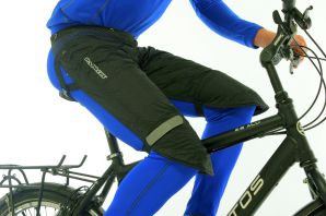 Rainlegs on bike - Black - Press photo aangepast 300 dpi